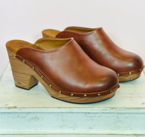The Must Have Clogs- Shoes in Cognac